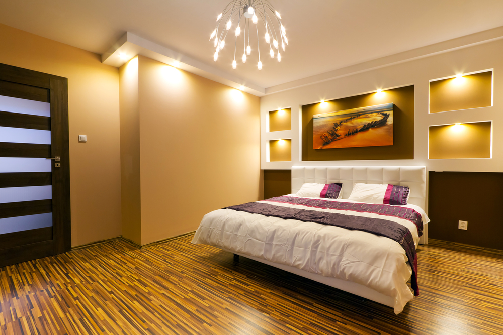 modern,master,bedroom,interior,with,picture,of,shipwreck,on,the